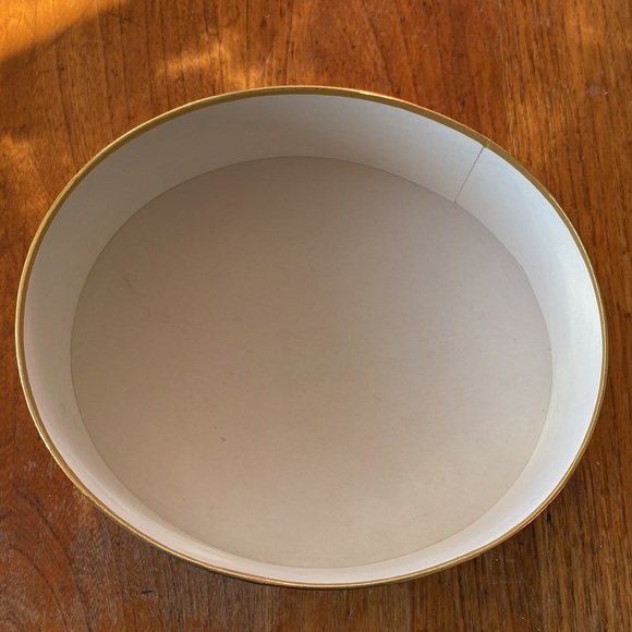 Reproduction Hershey’s Kisses Chocolate “A Rare Delicacy” oval pink storage box - Picture 4 of 7